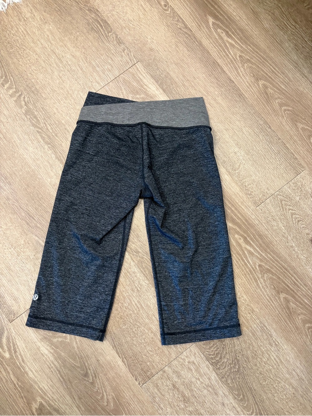 Lululemon Women's Heathered Dark Gray Cropped Leggings I Size 4